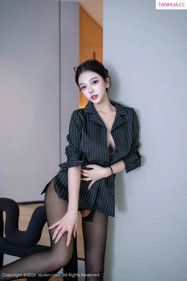   [XiuRen]高清写真图 2025.12.26 No.11160 诺诺子 开档黑丝第17张图片